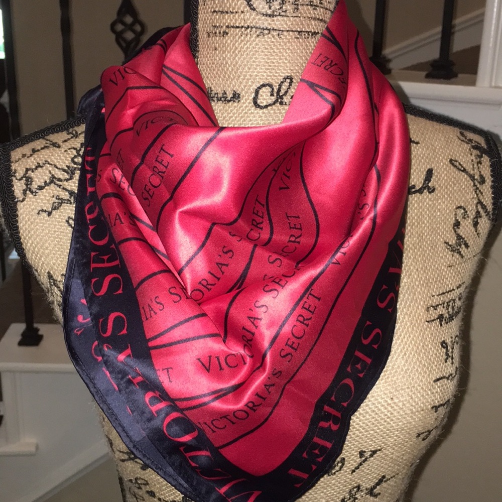 VICTORIA SECRET SCARF